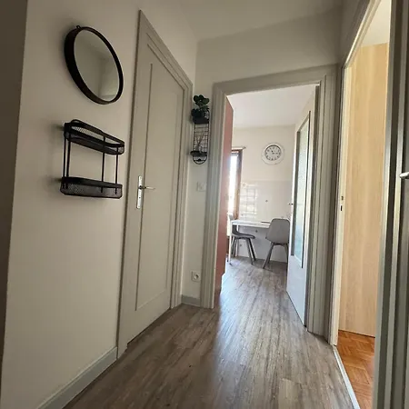 T1 Bis Spacieux Et Calme Avec Balcon, Animaux Acceptes ! - Fr-1-555-103